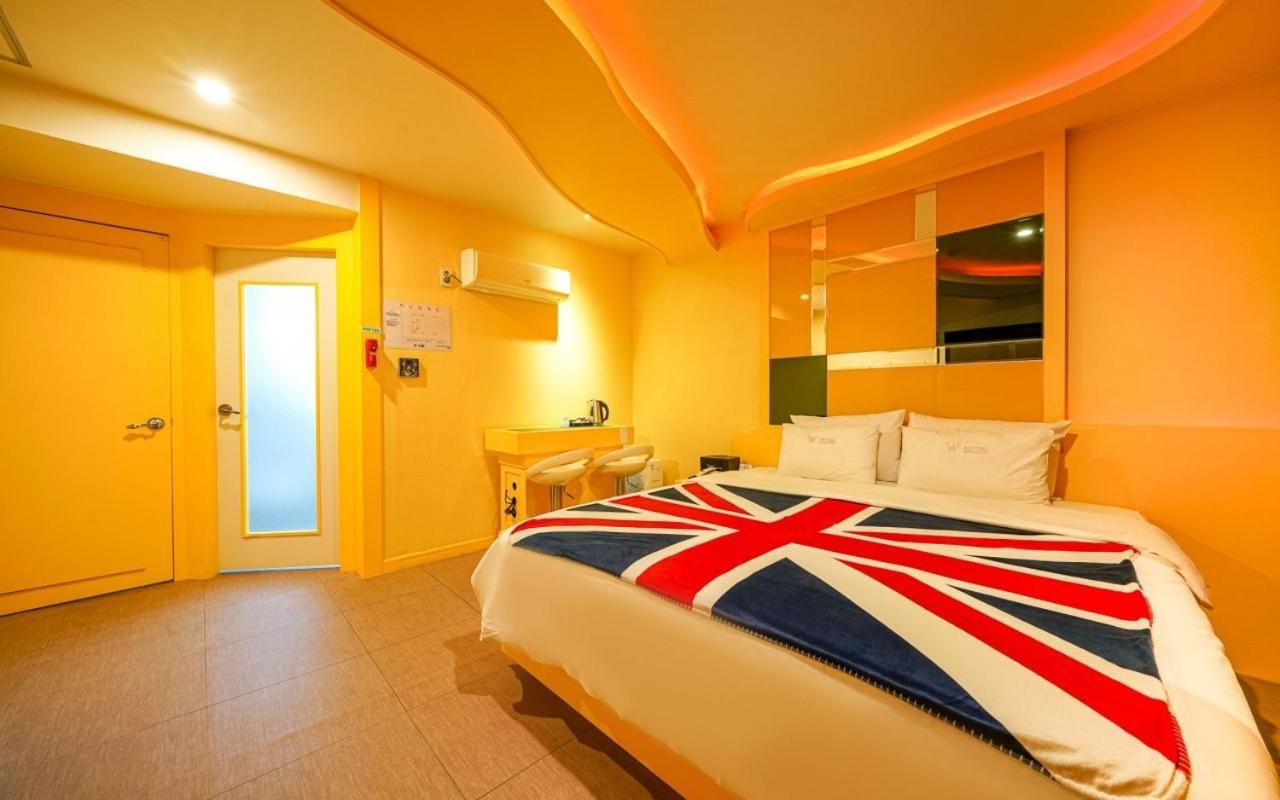 W Boutique Hotel Gimhae Bagian luar foto